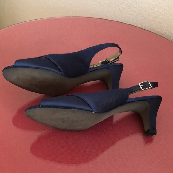 Beautiful navy satin David Tate sling back dressy sandal. Size 8.5 Narrow - Picture 4 of 5